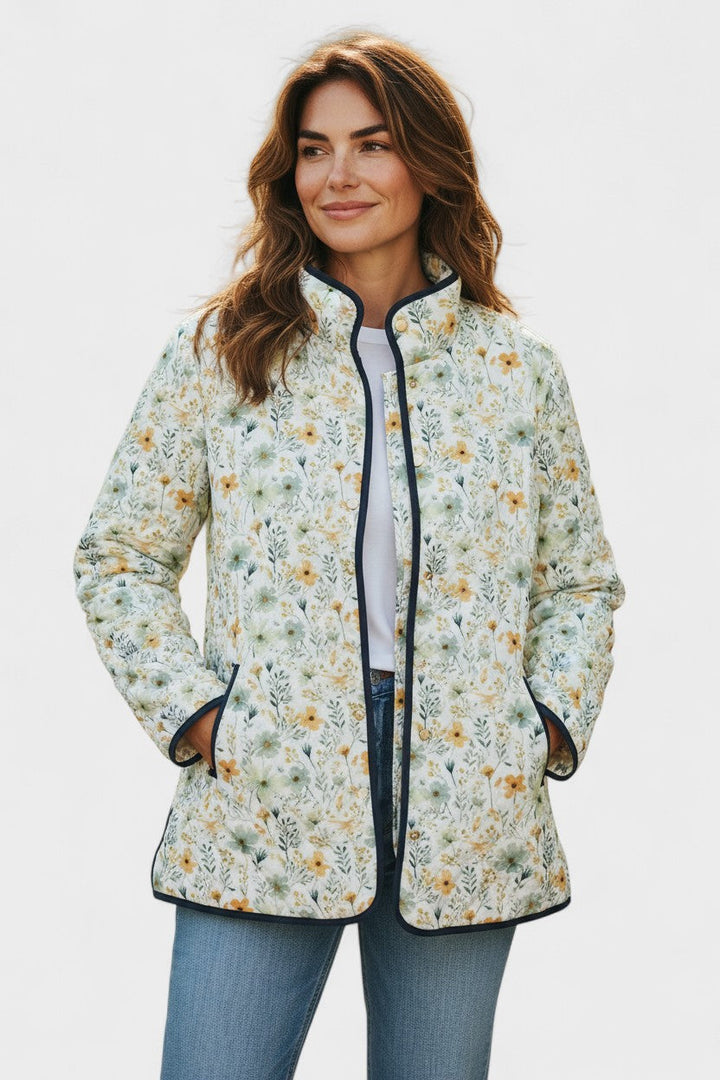 Alma | Helle gesteppt jakke med sarte blomster mønster