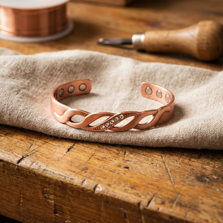 Flettet kobberarmbånd med magneter