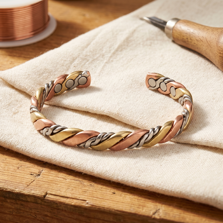 Flettet kobberarmbånd i tre nuancer