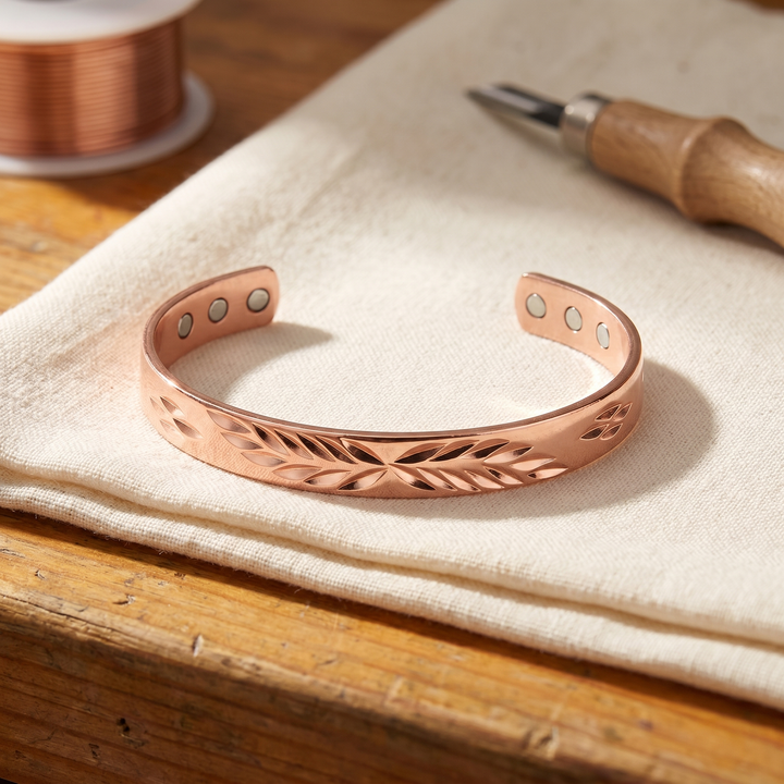 Kobberarmbånd med udskåret motiv